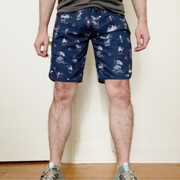 Travis Mathew Men’s Boardshorts Size 33 Flag Sweet Land of Beer - Picture 1 of 10